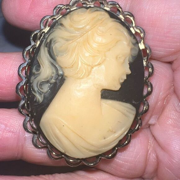 Vintage Stunning Carved Black and Cream Large Cameo Brooch - Picture 4 of 9